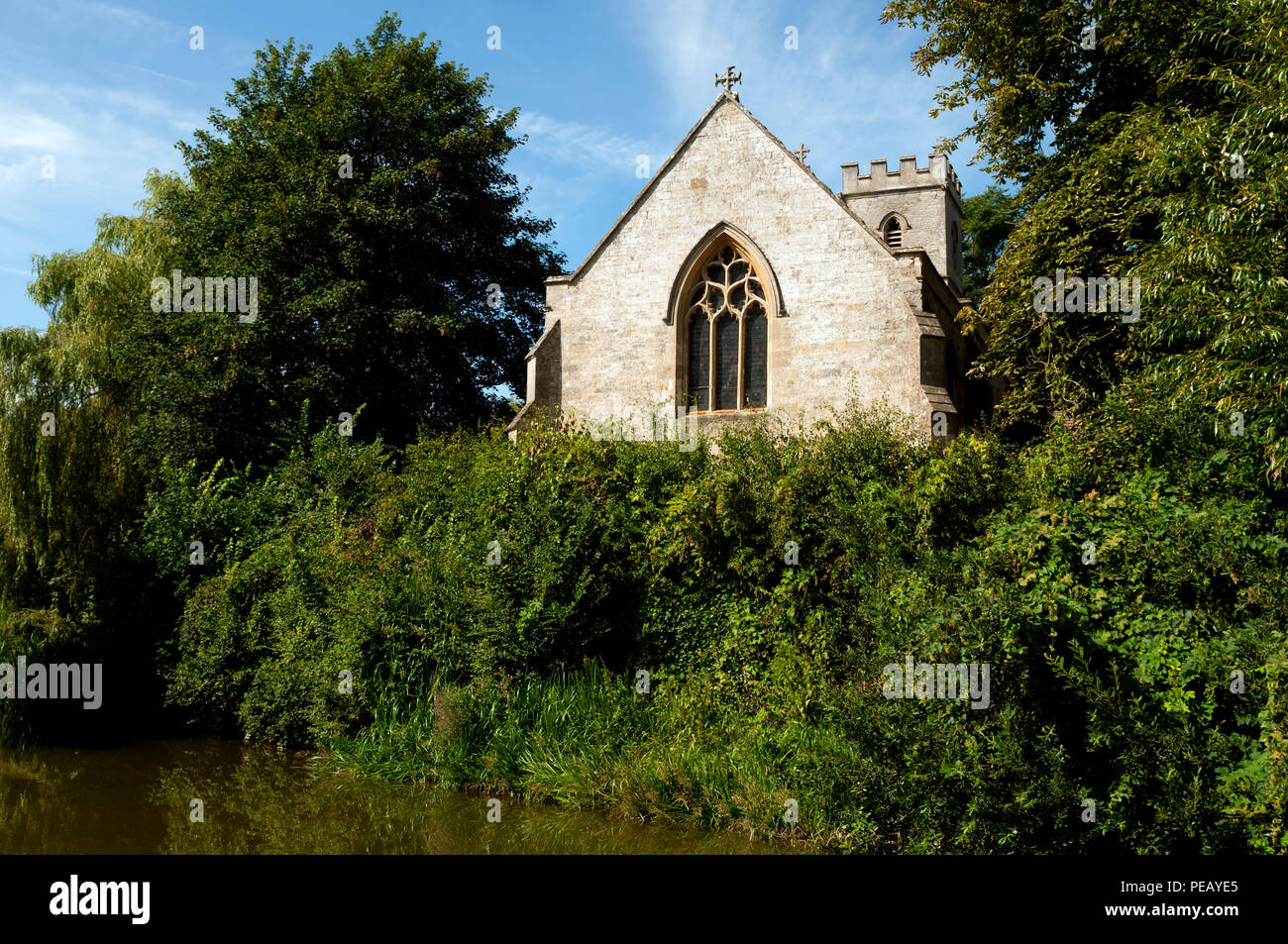 Heilig-kreuz-Kirche über von der Oxford Canal, Shipton gesehen-auf-Cherwell, Oxfordshire, England, Großbritannien Stockfoto