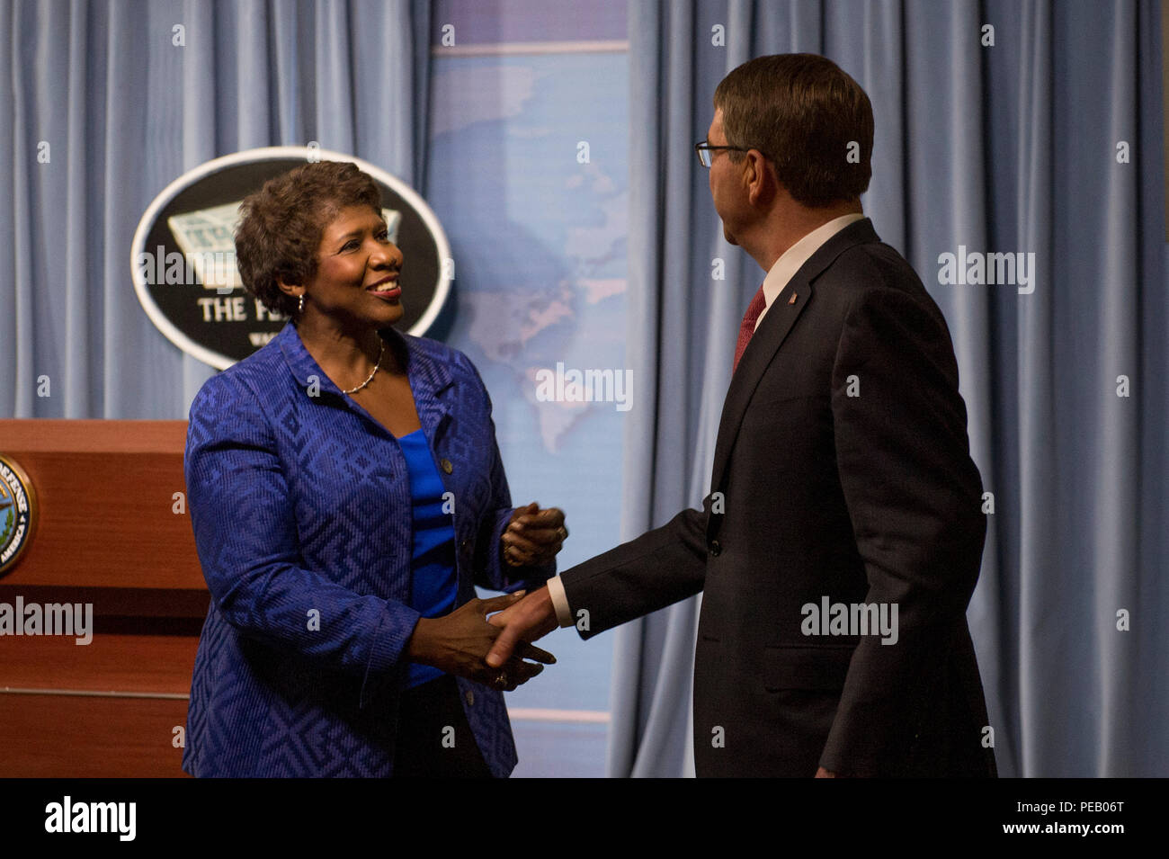 Verteidigungsminister Asche Carter grüßt Gwen Ifill der "PBS NewsHour" vor einem Interview im Pentagon, Dez. 3, 2015. (DoD Foto von Senior Master Sgt. Adrian Cadiz) (freigegeben) Stockfoto