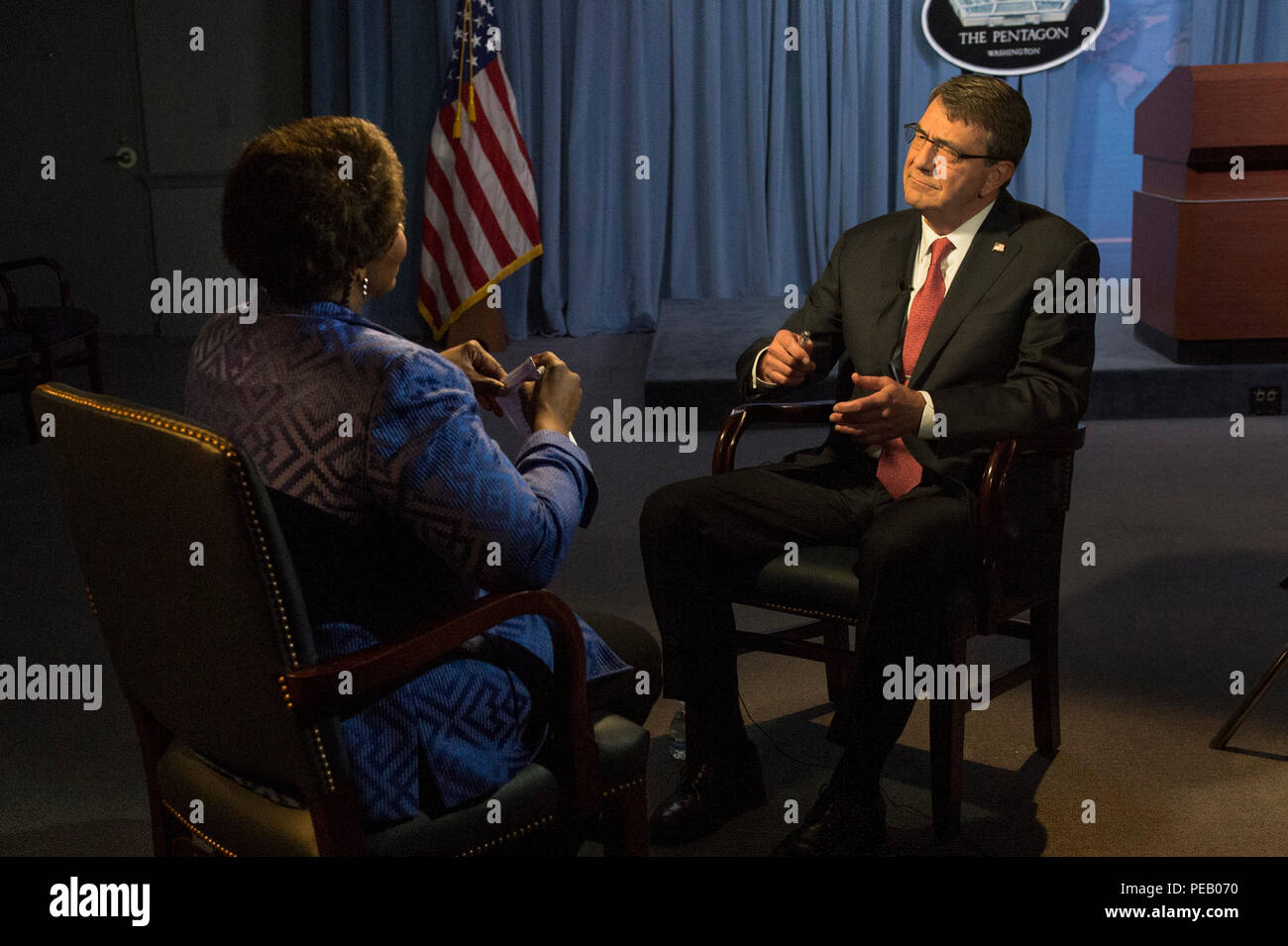 Verteidigungsminister Asche Carter spricht mit Gwen Ifill, der PBS' NewsHour", in einem Interview im Pentagon, Dez. 3, 2015. (DoD Foto von Senior Master Sgt. Adrian Cadiz) (freigegeben) Stockfoto
