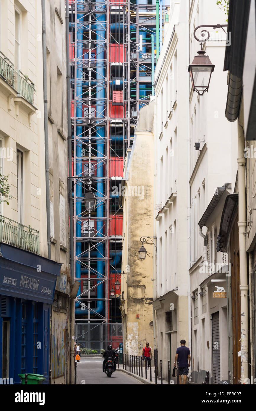 Centre Pompidou aus einer engen Straße La Rue Geoffroy-l'Anjou in Marais, Paris gesehen. Frankreich. Stockfoto