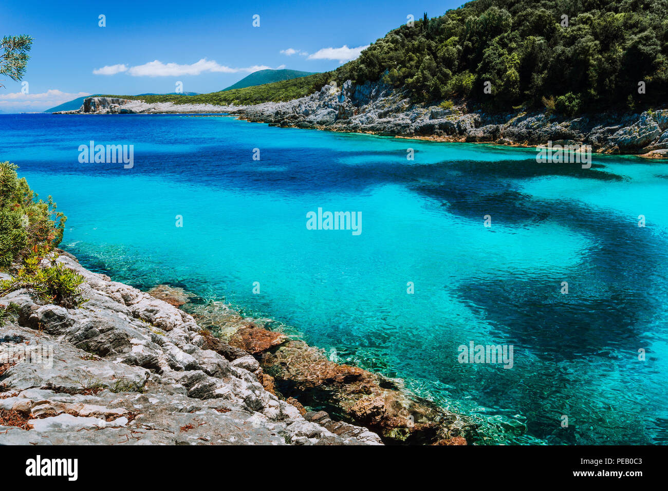 Erstaunlich bunten Bay auf der Insel im Mittelmeer. White Cliffs überwachsen mit Vegetation. Sommer Urlaub Stockfoto