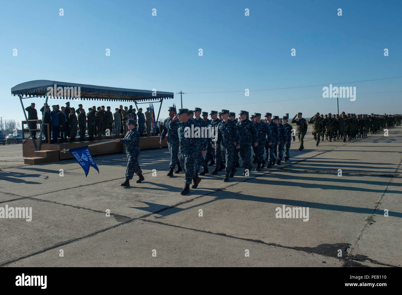 DEVESELU, Rumänien (31. 03, 2015) - Segler auf Naval Support Facility Deveselu, Rumänien und die rumänische Service Mitglieder der Rumänischen 99th Military Base eine Pass-in-Prüfung zugewiesen während eines rumänischen Battle Flag und Ändern des Befehls Zeremonie in Deveselu, Rumänien, Dez. 3 stationiert. Eine rumänische Battle Flag wird nur einmal an eine militärische Einheit erteilt, und es muss verdient werden. Die Fahne symbolisiert die Einheit und ist Vertreter der harten Arbeit, die die Einheit und Exzellenz. (U.S. Marine Foto von Mass Communication Specialist 3. Klasse Weston Jones/Freigegeben) Stockfoto