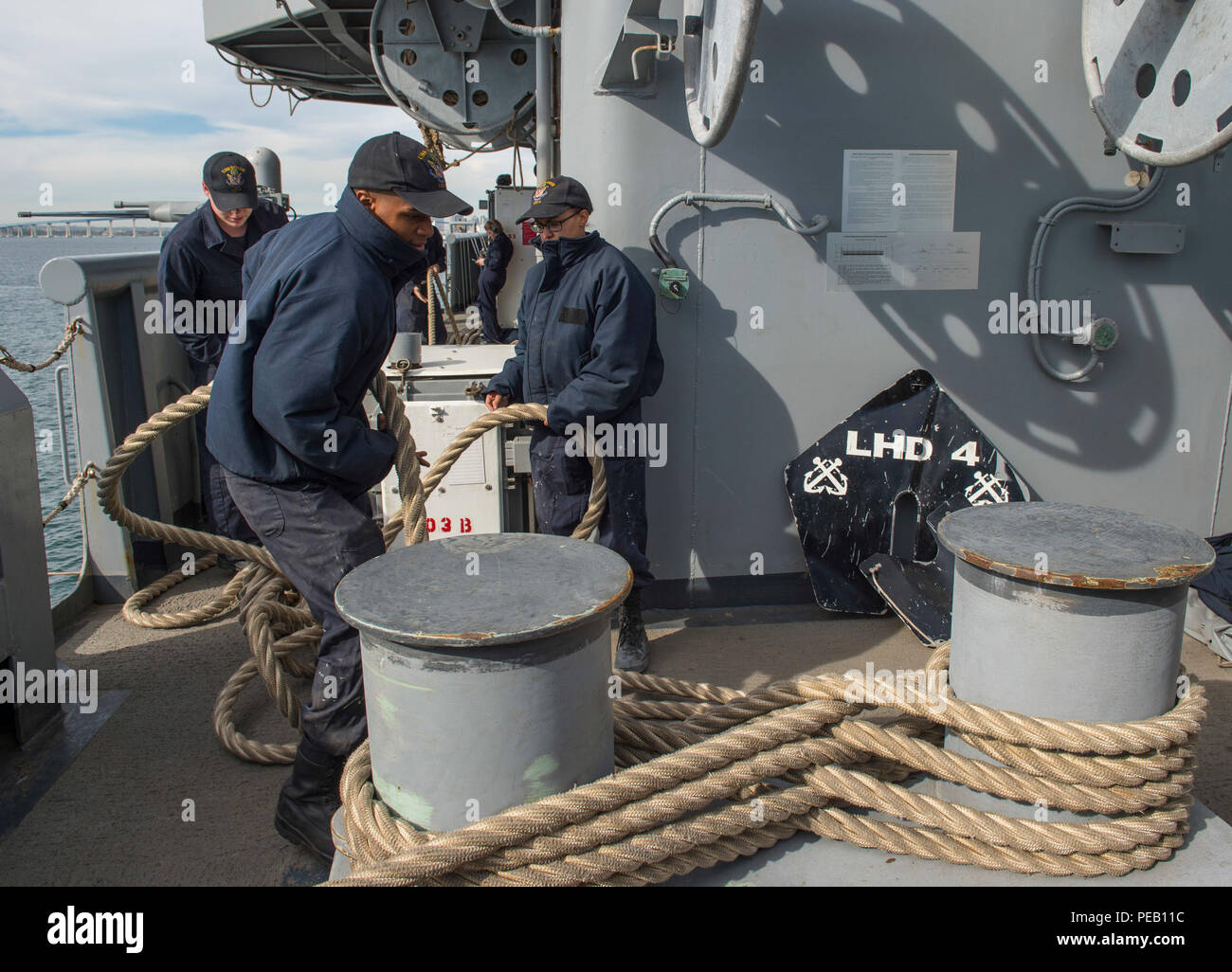 151203-N-KR 961-039 SAN DIEGO (31. 4, 2015) Segler griff Festmacher als Amphibisches Schiff USS Boxer (LHD4) unterwegs erhält von Naval Base San Diego. Der Boxer Amphibious Ready Group (ARG) ist unterwegs an der Küste von Südkalifornien Abschluss einer Zertifizierung (certex). CERTEX ist die abschließende Bewertung des 13 Marine Expeditionary Unit (13. MEU) und Boxer ARG vor der Bereitstellung und soll ihre Bereitschaft, integrierten Missionen im gesamten Spektrum militärischer Operationen durchzuführen, zu zertifizieren. (U. S. Navy Foto von Mass Communication Specialist 2. Klasse Debra Dac Stockfoto