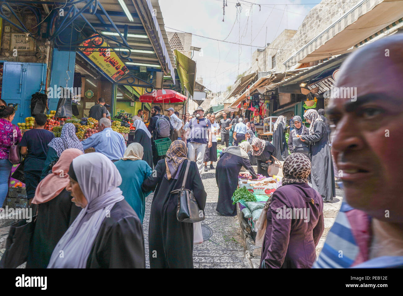 Eine Masse Szene in der Altstadt von Jerusalem. Aus einer Reihe von Reisen Fotos in Jerusalem und Umgebung. Foto Datum: Donnerstag, 2. August 2018. Stockfoto