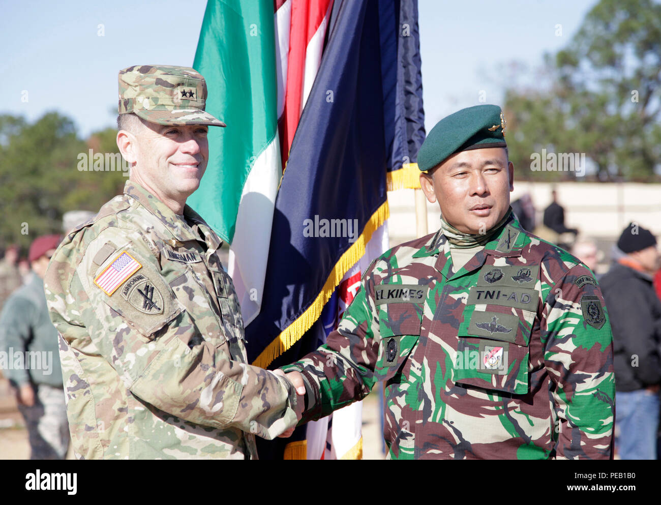 Us-Armee Generalmajor Daniel R. Ammerman, kommandierender General der US-Armee die zivilen Angelegenheiten und psychologische Operations Command (Airborne), schüttelt Hände mit indonesischen Col. Vilando El Kines während des 18. jährlichen Randy Oler Memorial Betrieb Spielzeug Drop in Fort Bragg, N.C., Dez. 5, 2015. Betrieb Spielzeug Drop ist der weltweit größte kombinierten Betrieb und Soldaten erlaubt, die Möglichkeit, Kindern in Not zu helfen, überall Spielwaren für den Urlaub erhalten. (U.S. Armee Foto von Sgt. Tierney S. Curry/Freigegeben) Stockfoto