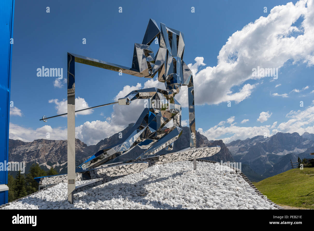 Die Gigant, Skulptur von Ski Racer am Start der legendären Gran Risa Piste entfernt, Alta Badia, Dolomiten, Italien Stockfoto
