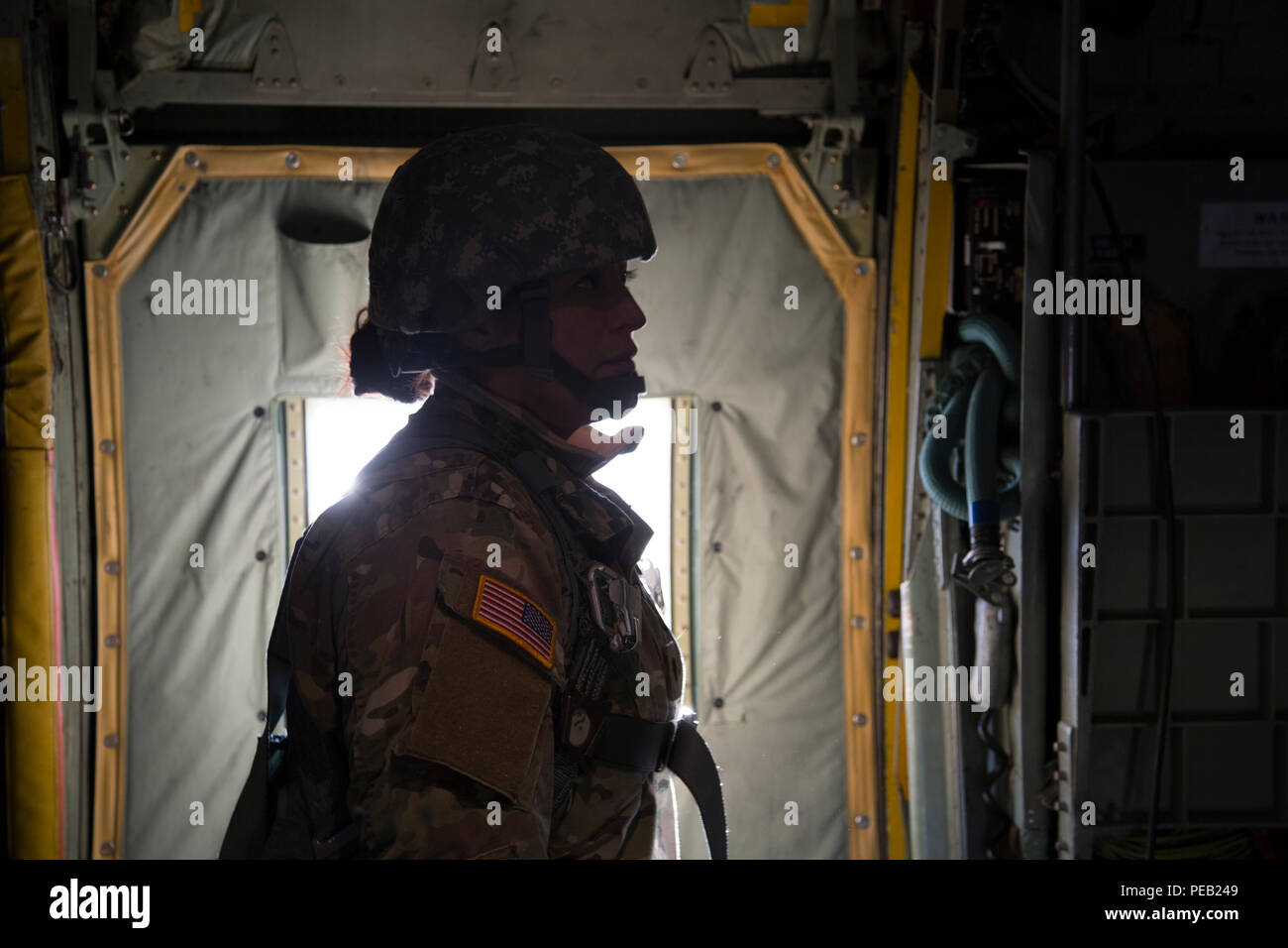 Us-Armee SPC. Tracy McKithern, Combat Camera Company (Airborne), East Point, Ga, trägt einen Kabelbaum für die sichere Dokumentation eines Airborne Operation zur Unterstützung der Operation Spielzeug Fallen, Fort Bragg, N.C., Dez. 5, 2015. Betrieb Spielzeug Drop kombiniert U.S. Army Reserve Personal, Armee Fallschirmjäger, Dutzende von Freiwilligen und Partner Nation militärisches Personal, mehr als ein Dutzend Luftwaffe und Spielzeug, für das, was der weltweit größten kombinierten Betrieb geworden ist. (Foto von Deutschen Master Sgt. Marcell Emrich/Freigegeben) Stockfoto