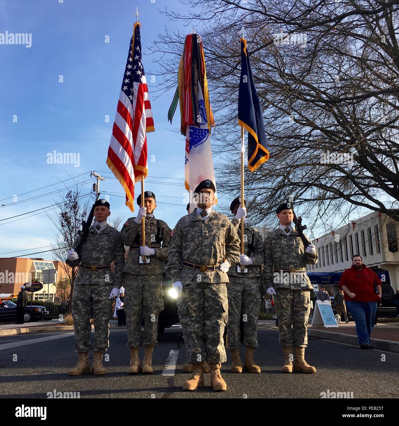 20 CBRNE-Befehl Führung und Color Guard im März 2015 Christmas Parade Dez. 6 in Bel Air, MD. Stockfoto