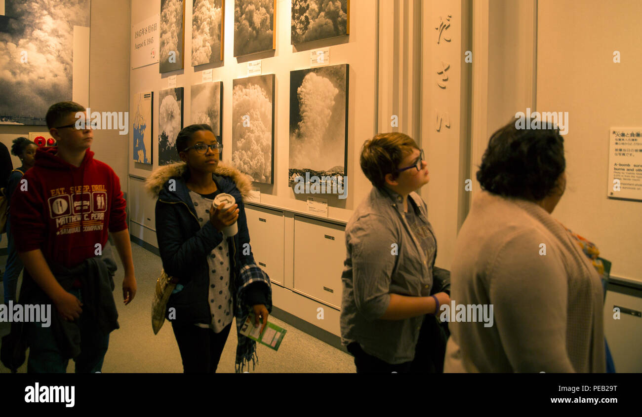 Von links nach rechts, George K. Smedes III, Tylea Tabron, Megan Strickland, Matthew C. Perry Schulen Studenten, und Tonya Vanwinkle, eine Station Resident in Marine Corps Air Station Iwakuni, Japan, Erinnerungsstücke an der Hiroshima Peace Memorial Museum Hiroshima, Dez. 5, 2015. Die Jugend- und Jugendlich Center Station Bewohnern die Gelegenheit der Peace Memorial Park und Shop rund um die Gegend zu erkunden. Besuchen Sie das Museum gab Studenten eine Chance über den zweiten Weltkrieg zu lernen und Siehe auch Bilder und Artefakte in der Folge gefunden. (U.S. Marine Corps Foto von Lance Cpl. Aaron Henson/Lösen Stockfoto
