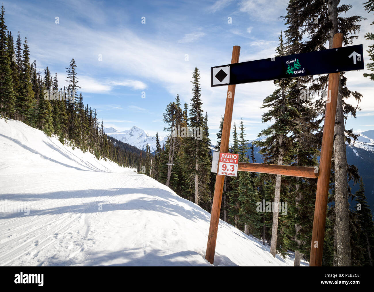 Ski Trail Zeichen, die auf die Black Diamond laufen. Stockfoto