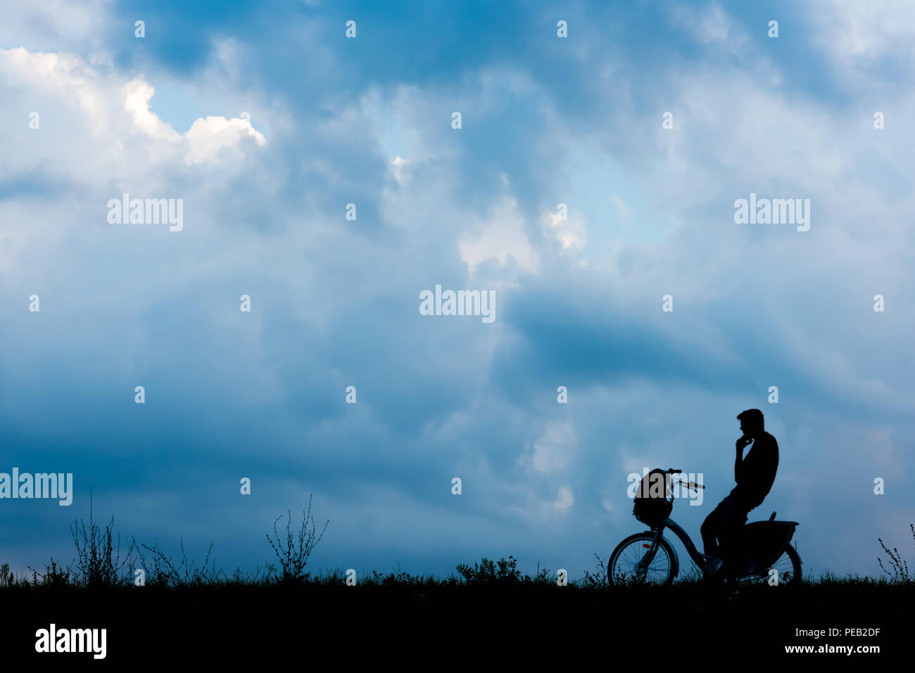 Mieten Sie ein Fahrrad und sagen Sie hallo zu den Himmel Stockfoto