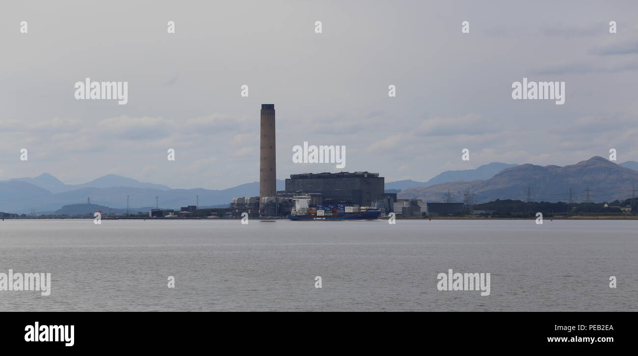 Containerschiff auf Erhabene, die Produktionseinheit Longannet power station Schottland August 2018 Stockfoto