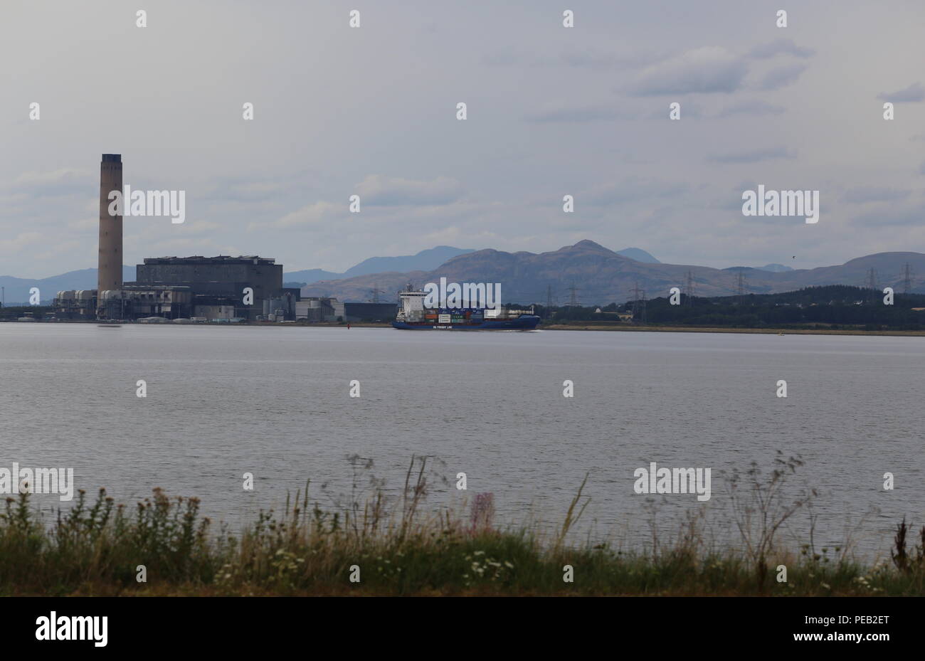 Containerschiff auf Erhabene, die Produktionseinheit Longannet power station Schottland August 2018 Stockfoto