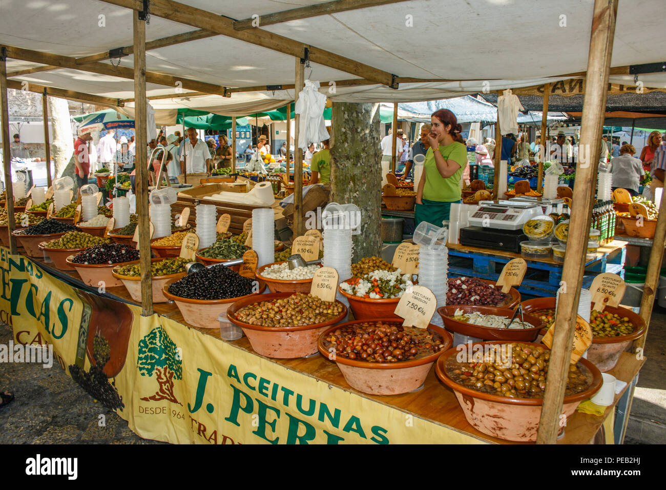 Olivenöl Markt außerhalb Església de Nostra Senyora dels Àngels de Pollença (Kirche) in der Altstadt von Pollensa, Mallorca (Mallorca), Balearen Spanien Stockfoto