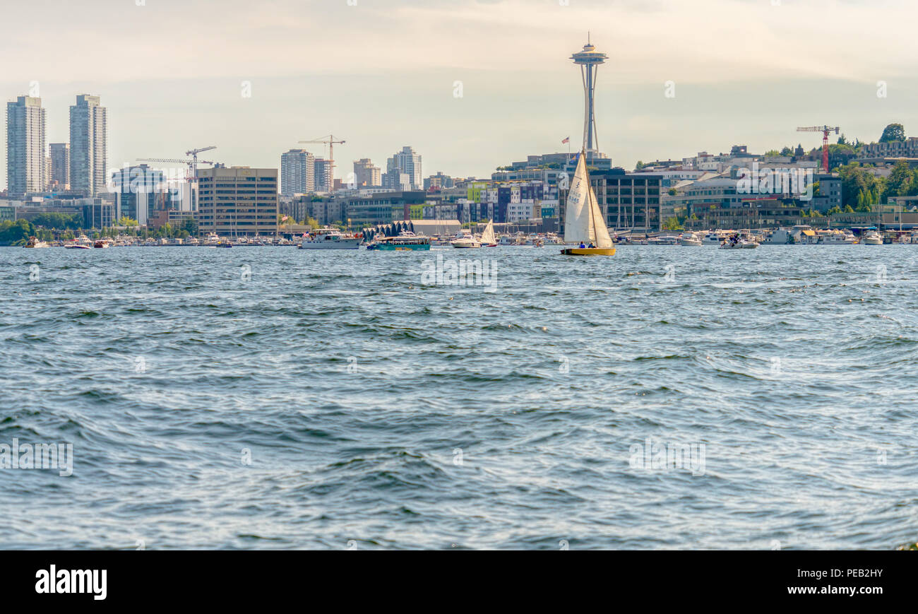 Seattle Skyline der Stadt mit der Space Needle aus eine Bootsfahrt auf dem Lake Union, Seattle, Washington Stockfoto