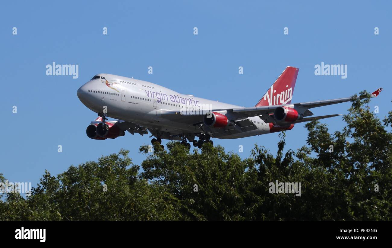 Virgin Atlantic B747-400 G-VGAL auf kurzen Finale für Start- und Landebahn 26L in London Gatwick, LGW EGKK am Samstag, den 11. August 201 Stockfoto