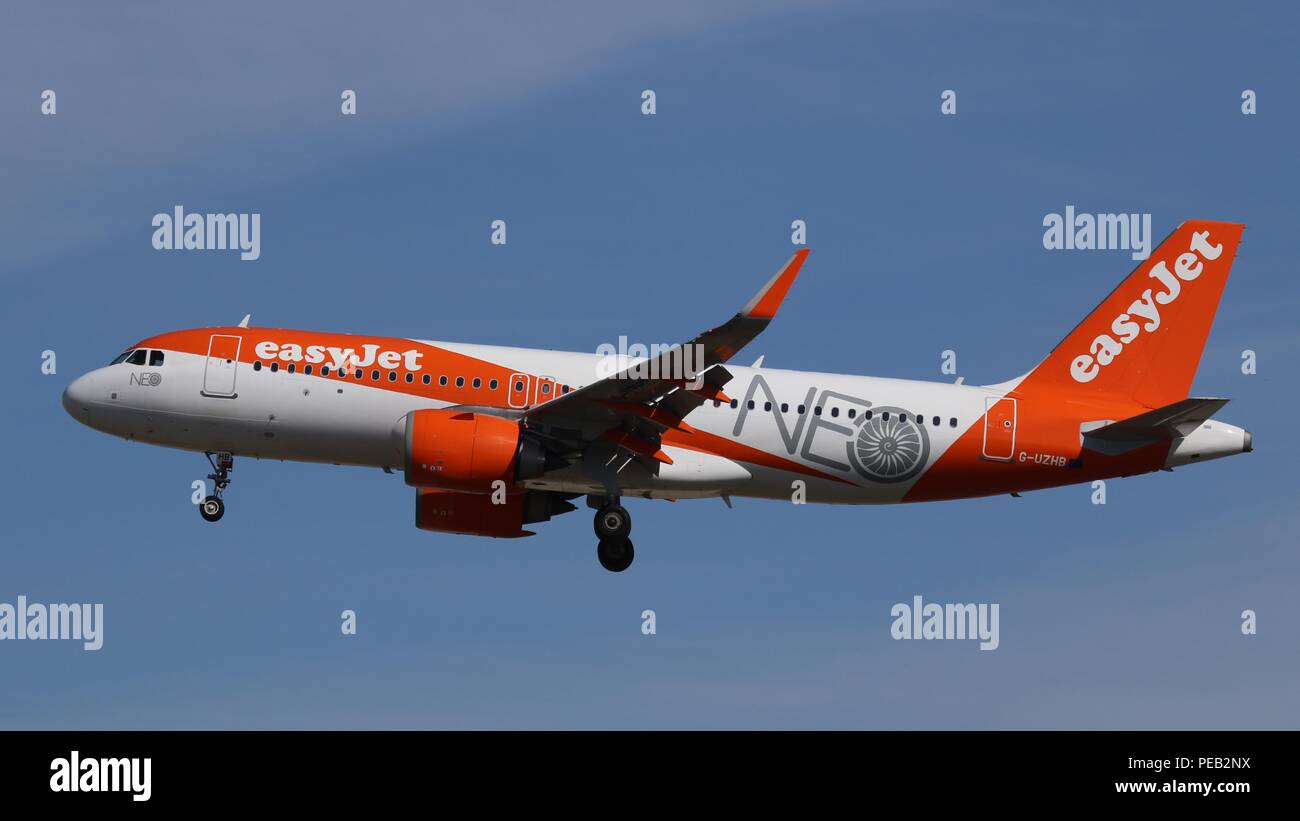 Easyjet Airbus A320neo G-UZHB in einem speziellen NEO Farbschema auf kurzen Finale für Start- und Landebahn 26L in London Gatwick, LGW EGKK am Samstag, den 11. August 201 Stockfoto