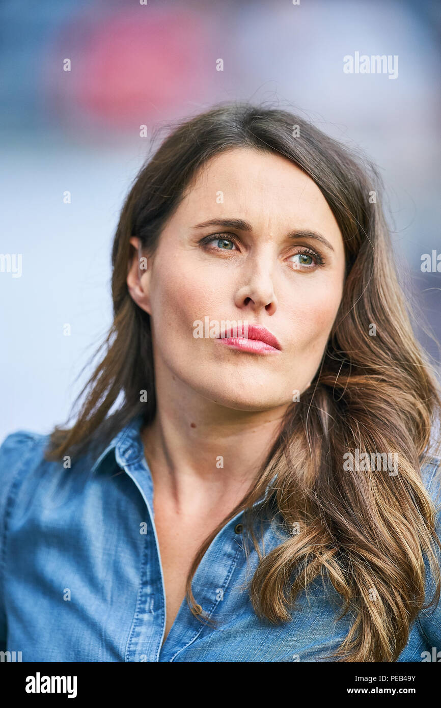 Frankfurt am Main, Deutschland. 12 August, 2018. Eintracht Frankfurt - FC Bayern München, Frankfurt, 12. August 2018 Birgit NÖSSING, Eurosport sport Moderator, halbe Größe, Porträt, Eintracht Frankfurt - FC BAYERN MÜNCHEN 0-5 DFL-Bestimmungen verbieten die Verwendung von Fotografien als BILDSEQUENZEN UND/ODER QUASI-VIDEO. DFL SUPERCUP, 1. Fußball-Bundesliga, Spieltag, Frankfurt, 12. August 2018, Saison 2017/2018 © Peter Schatz/Alamy leben Nachrichten Stockfoto