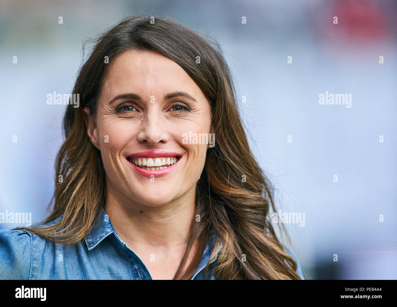 Frankfurt am Main, Deutschland. 12 August, 2018. Eintracht Frankfurt - FC Bayern München, Frankfurt, 12. August 2018 Birgit NÖSSING, Eurosport sport Moderator, halbe Größe, Porträt, Eintracht Frankfurt - FC BAYERN MÜNCHEN 0-5 DFL-Bestimmungen verbieten die Verwendung von Fotografien als BILDSEQUENZEN UND/ODER QUASI-VIDEO. DFL SUPERCUP, 1. Fußball-Bundesliga, Spieltag, Frankfurt, 12. August 2018, Saison 2017/2018 © Peter Schatz/Alamy leben Nachrichten Stockfoto