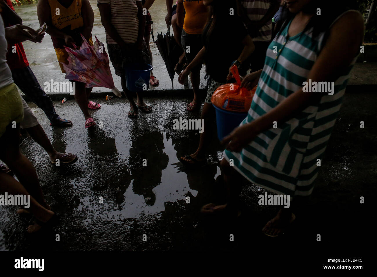 Philippinen. 13 Aug, 2018. Menschen verlieben sich während einer Hilfsaktion an einer Schule in einer Evakuierung Zentrum in der Stadt Navotas in Manila auf den Philippinen am Montag. August 13, 2018. Heftige Regenfälle und starke Winde, die durch den Südwest-monsun von tropischen Sturm Yagi Enhanced, Vertriebenen tausende von Menschen und viele Teile des U-Bahn unter Wasser über das Wochenende. Credit: Basilio Sepe/ZUMA Draht/Alamy leben Nachrichten Stockfoto