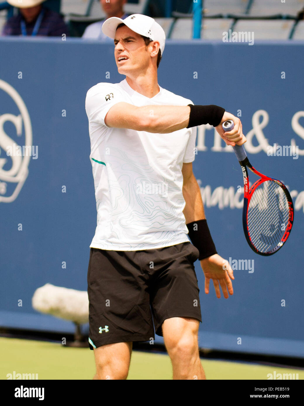Mason, Ohio, USA. 13. August 2018: Andy Murray (GBR) schlägt den Ball zurück zu Lucas Pouille (FRA) Am westlichen Südlichen Öffnen in Brent Clark/Alamy leben Nachrichten Stockfoto