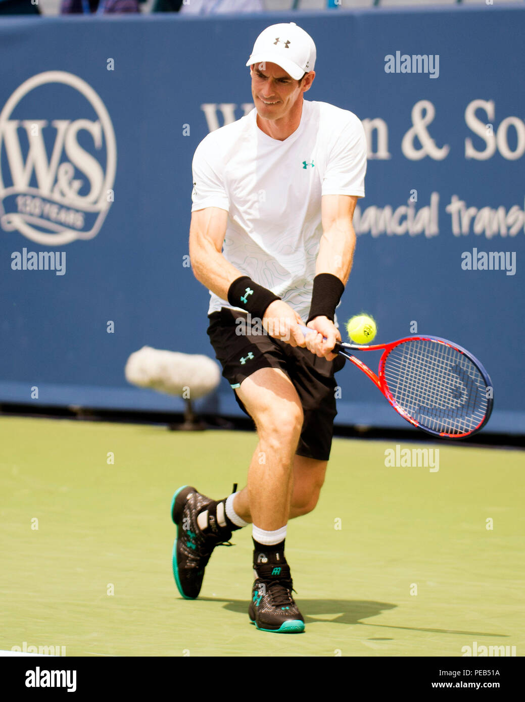 Mason, Ohio, USA. 13. August 2018: Andy Murray (GBR) schlägt den Ball zurück zu Lucas Pouille (FRA) Am westlichen Südlichen Öffnen in Brent Clark/Alamy leben Nachrichten Stockfoto