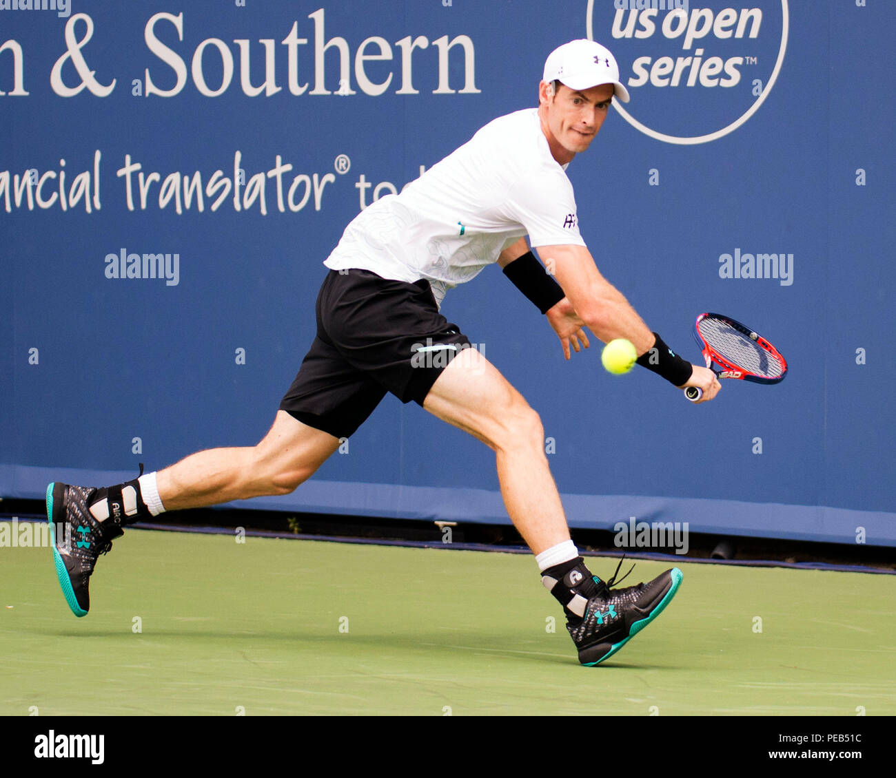 Mason, Ohio, USA. 13. August 2018: Andy Murray (GBR) schlägt den Ball zurück zu Lucas Pouille (FRA) Am westlichen Südlichen Öffnen in Brent Clark/Alamy leben Nachrichten Stockfoto