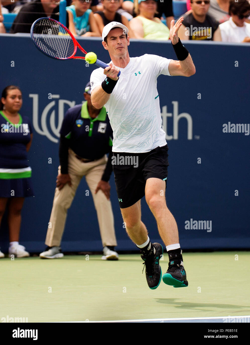 Mason, Ohio, USA. 13. August 2018: Andy Murray (GBR) schlägt den Ball zurück zu Lucas Pouille (FRA) Am westlichen Südlichen Öffnen in Brent Clark/Alamy leben Nachrichten Stockfoto