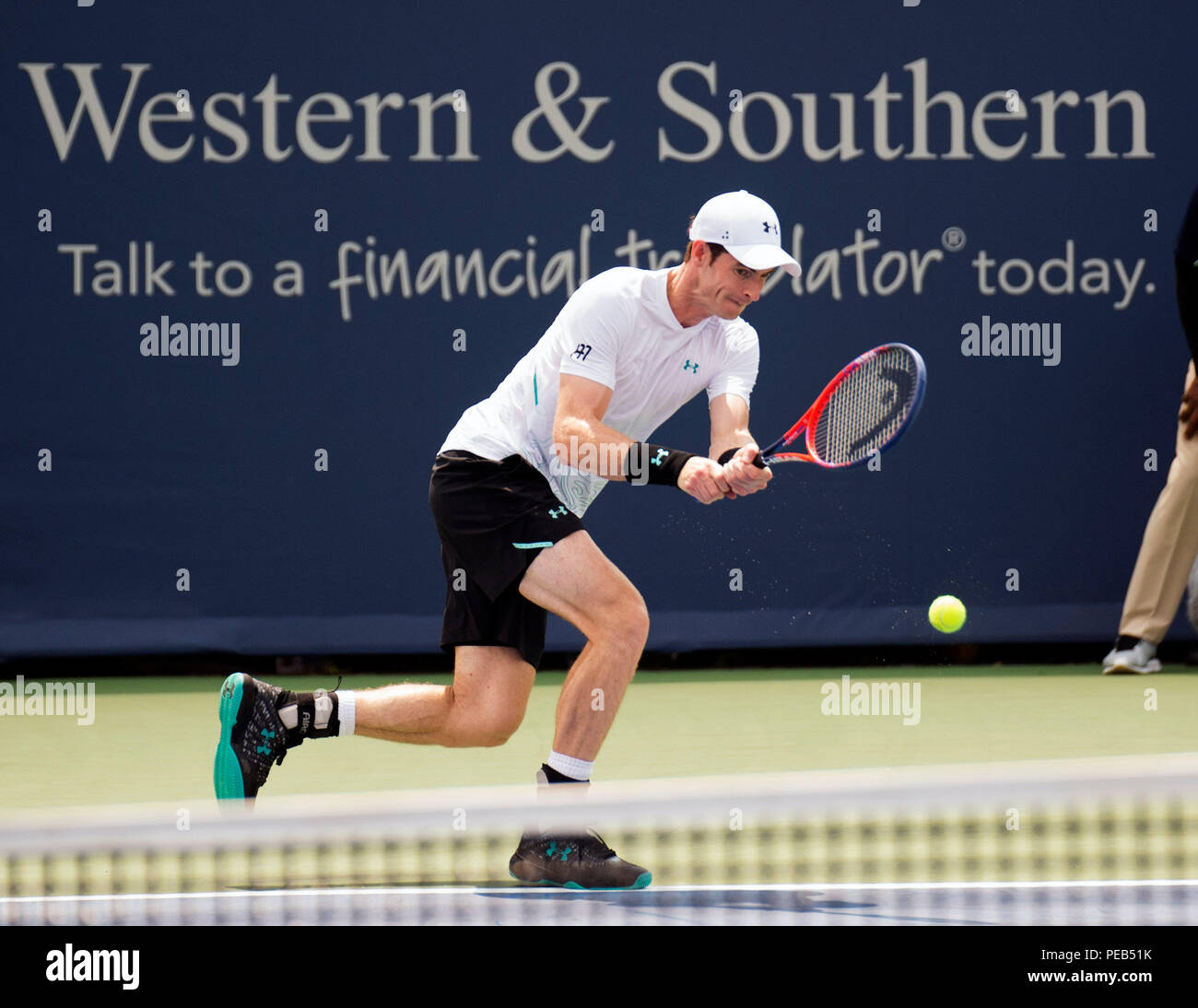 Mason, Ohio, USA. 13. August 2018: Andy Murray (GBR) schlägt den Ball zurück zu Lucas Pouille (FRA) Am westlichen Südlichen Öffnen in Brent Clark/Alamy leben Nachrichten Stockfoto