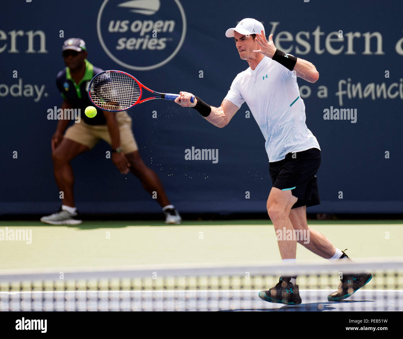 Mason, Ohio, USA. 13. August 2018: Andy Murray (GBR) schlägt den Ball zurück zu Lucas Pouille (FRA) Am westlichen Südlichen Öffnen in Brent Clark/Alamy leben Nachrichten Stockfoto