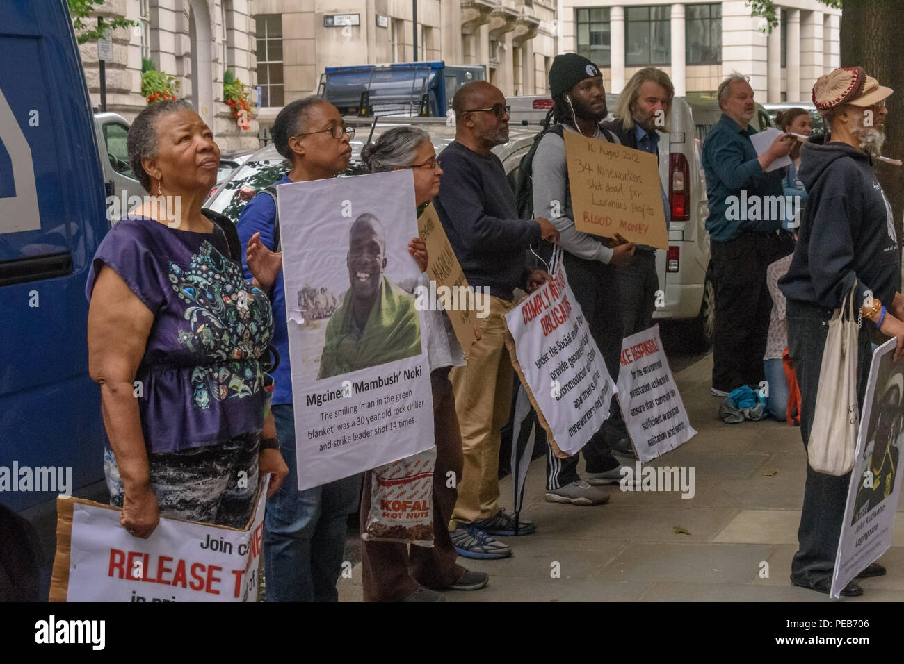 London, Großbritannien. Am 13. August 2018. Die Demonstranten außerhalb des Büros von Schroders. Drei Tage vor dem sechsten Jahrestag des Massakers bei 34 streikende Bergarbeiter erschossen wurden von der südafrikanischen Polizei bei lonmins Platin Marikana Mine, eine Tour durch die City von London besucht, Investoren, Versicherer und Aktionäre profitieren von der Gewalt gegen Menschen und Natur in der marikana und gehört zu den Kolonialen Wurzeln der große Reichtum der Stadt. Credit: Peter Marschall/Alamy leben Nachrichten Stockfoto