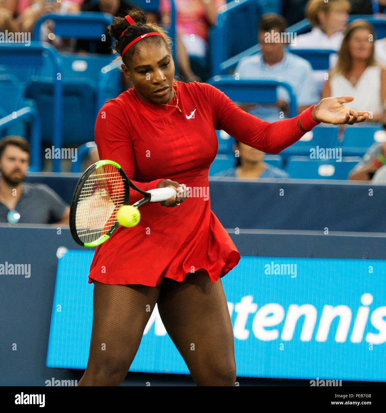 Mason, Ohio, USA. August 13, 2018: Serena Wiliams (USA) schlägt den Ball zurück zu Darja Gavrilova (AUS) Am westlichen Südlichen Öffnen in Brent Clark/Alamy leben Nachrichten Stockfoto