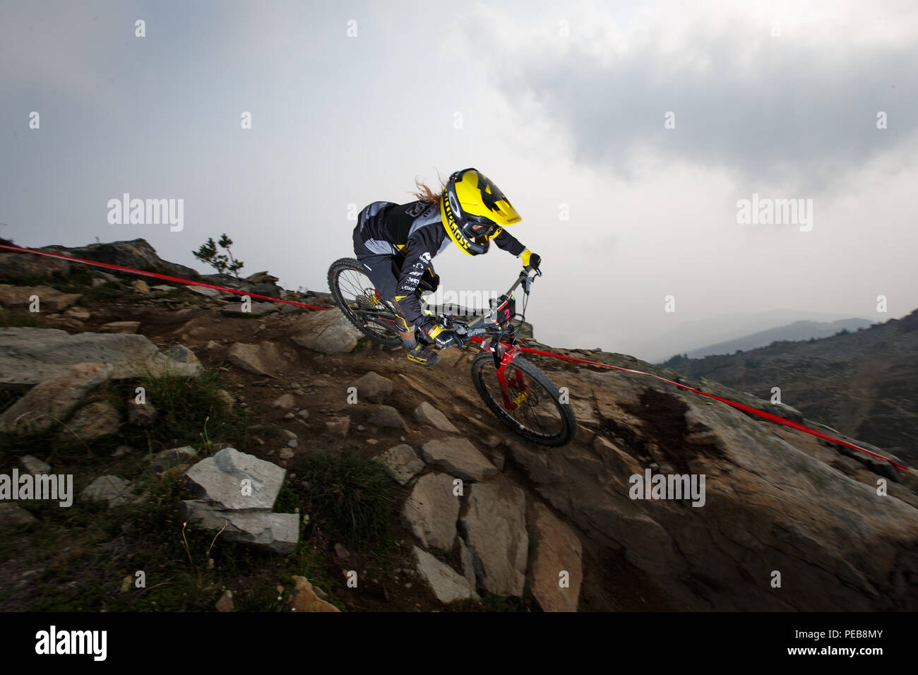 Whistler, Kanada. 15. Aug 2018. Whistler, British Columbia, Kanada. 12 August, 2018. Isabeau Courdurier (FRA) Der Intense-Mavic team Reiten auf den zweiten Platz in der Pro die Frauen, die am 12. August, Enduro Welt 2018 Serie Camelbak Canadian Open Enduro durch spezialisierte Ereignis in Whistler, Britisch-Kolumbien, Kanada vorgestellt. Credit: Ironstring/Alamy Live News Credit: Ironstring/Alamy leben Nachrichten Stockfoto