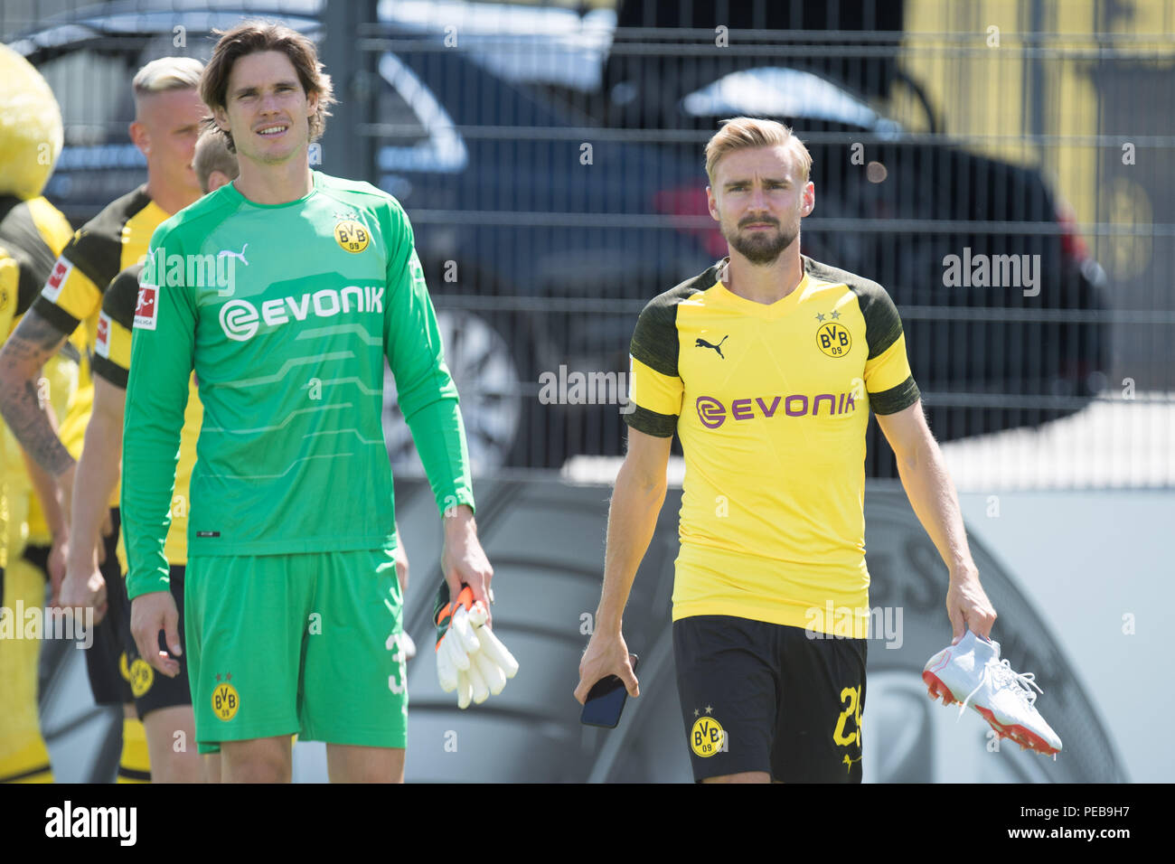 Torhüter Marwin HITZ (links) und Marcel Schmelzer (DO) auf dem Weg zum Fotoshooting, halb Bild, halb Abbildung, Fußball 1. Bundesliga, Borussia Dortmund (DO), Pressetermin am 10.08.2018 in Dortmund/Deutschland. € | Nutzung weltweit Stockfoto