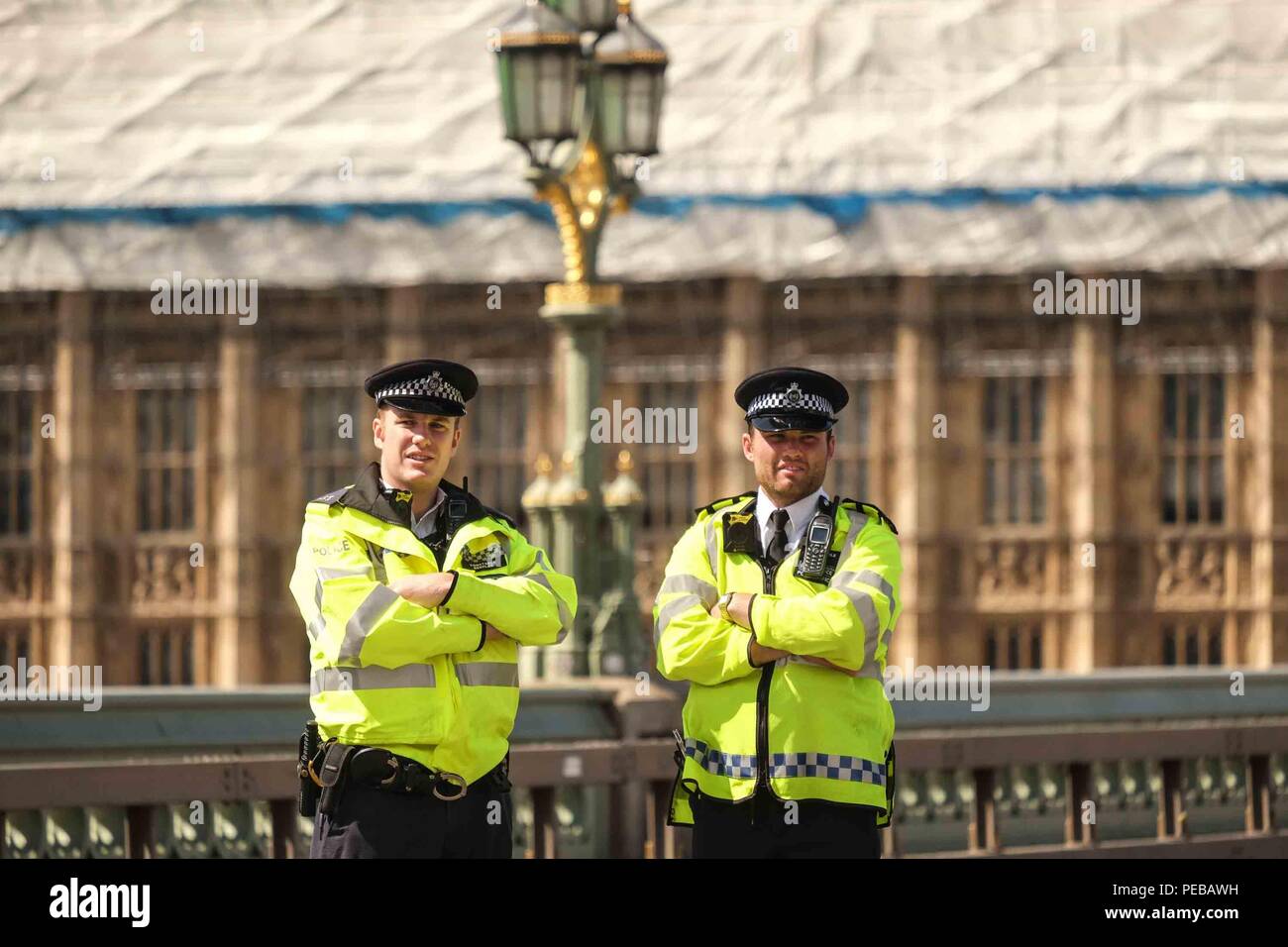 London, 14. August 2018: Polizisten auf einer geschlossenen Westminster Bridge nach einem Mann, der ein Auto fährt und dann in die Sicherheit Sperren außerhalb des Parlaments. Mehrere Menschen wurden verletzt. Credit: Claire Doherty/Alamy leben Nachrichten Stockfoto