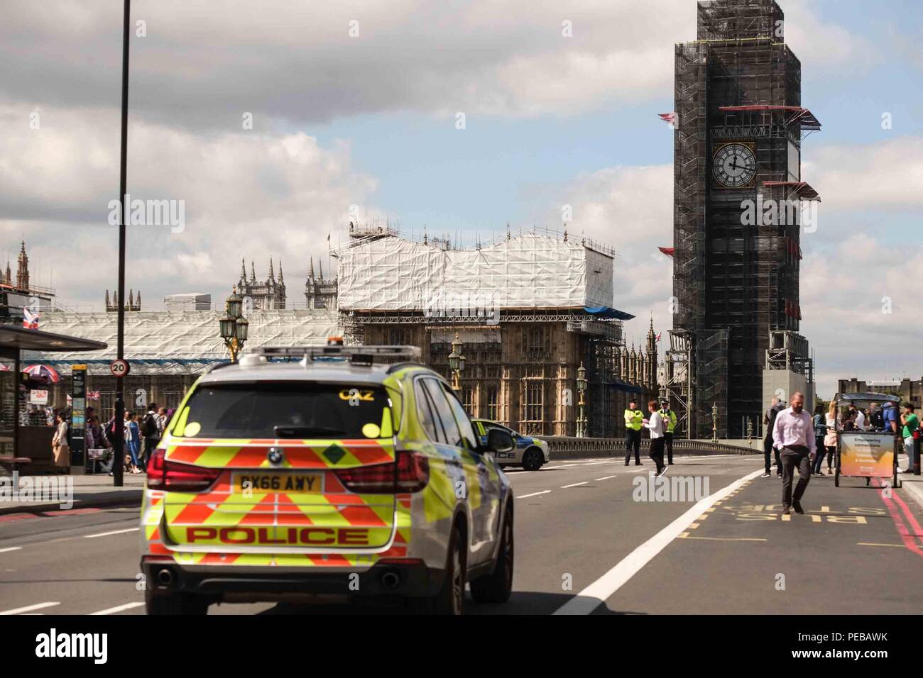 London, 14. August 2018: Polizei Auto auf einem geschlossenen Westminster Bridge nach einem Mann, der ein Auto fährt und dann in die Sicherheit Sperren außerhalb des Parlaments. Mehrere Menschen wurden verletzt. Credit: Claire Doherty/Alamy leben Nachrichten Stockfoto