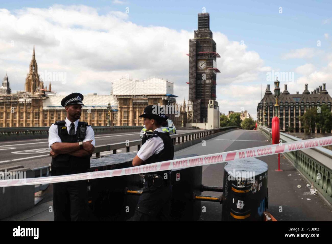 London, 14. August 2018: Polizei Auto auf einem geschlossenen Westminster Bridge nach einem Mann, der ein Auto fährt und dann in die Sicherheit Sperren außerhalb des Parlaments. Mehrere Menschen wurden verletzt. Credit: Claire Doherty/Alamy leben Nachrichten Stockfoto