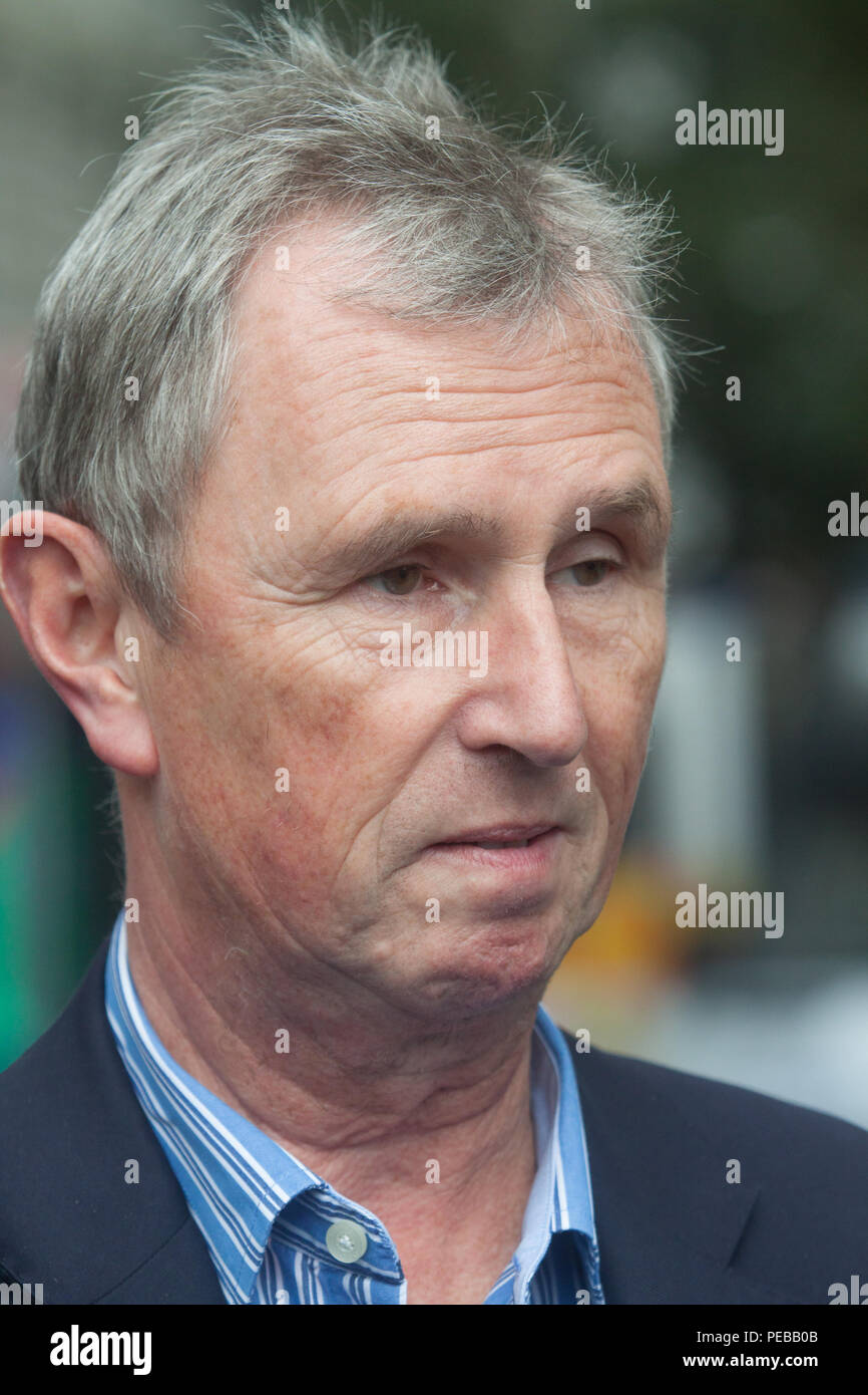 London, 14. August 2018. Nigel Evans Konservative MP für Ribble Valley spricht mit Reportern nach einem Security Alert Westminster, nachdem ein Fahrzeug gemeldet ist abgestürzt Sicherheitsbarrieren vor dem Unterhaus des Parlaments Gutschrift haben: Amer ghazzal/Alamy leben Nachrichten Stockfoto