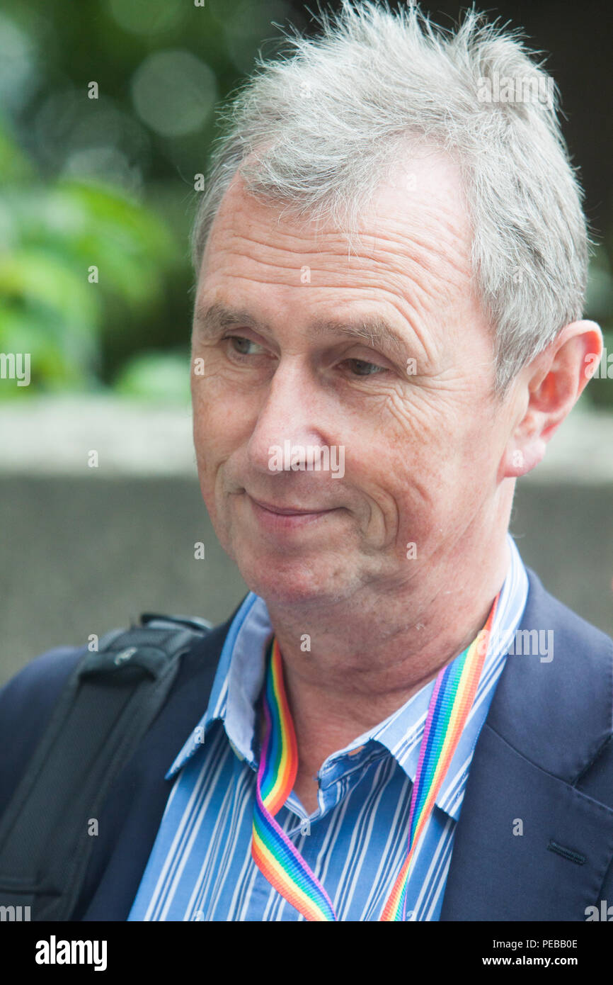 London, 14. August 2018. Nigel Evans Konservative MP für Ribble Valley spricht mit Reportern nach einem Security Alert Westminster, nachdem ein Fahrzeug gemeldet ist abgestürzt Sicherheitsbarrieren vor dem Unterhaus des Parlaments Gutschrift haben: Amer ghazzal/Alamy leben Nachrichten Stockfoto