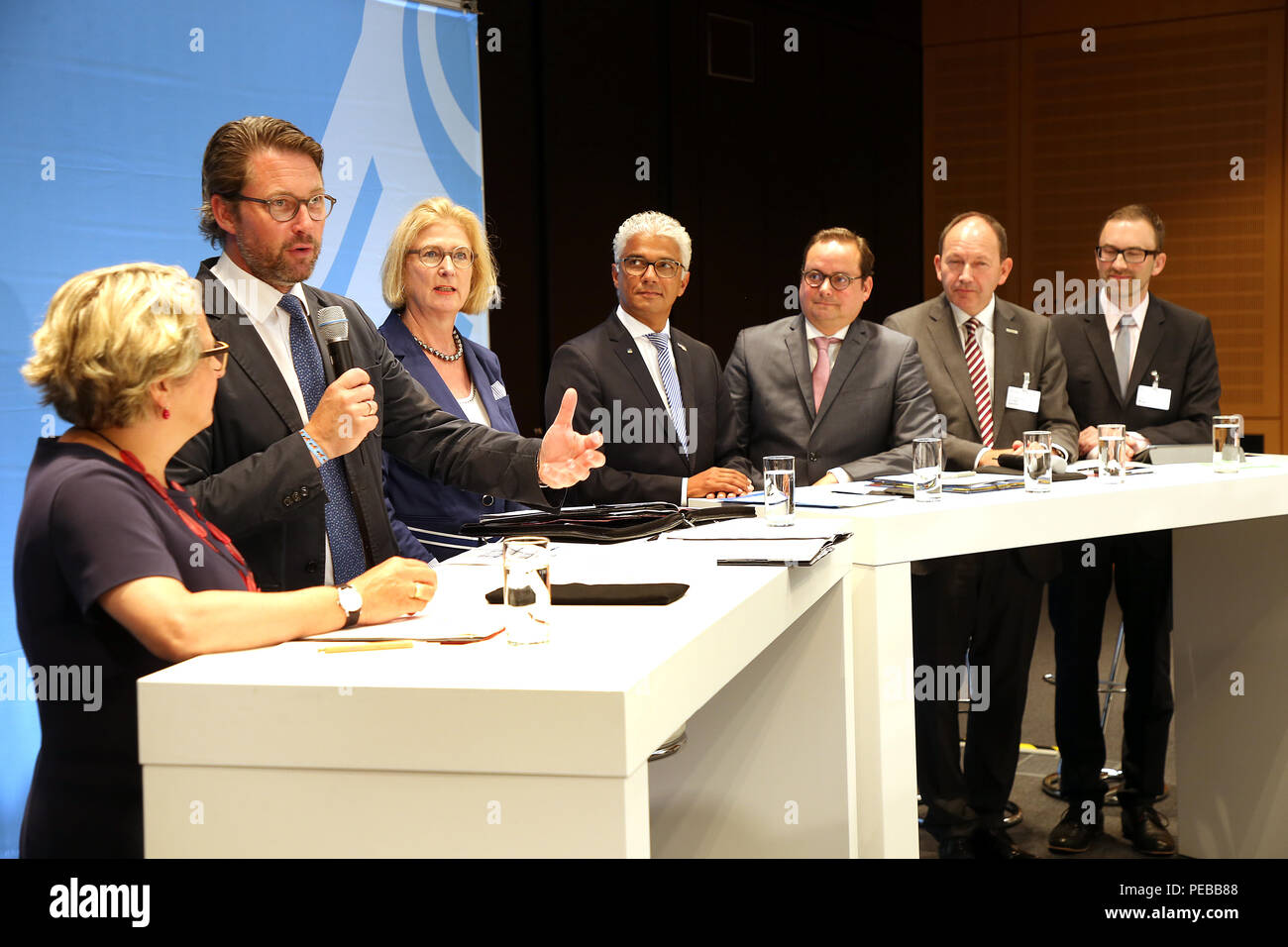 14. August 2018, Berlin, Deutschland: Svenja Schulze (SPD, l-r), Bundesumweltminister, Andreas Scheuer (CSU), Bundesminister für Verkehr, Ulrike Holst, 1. Bürgermeister Reutlingen, Ashok-Alexander Sridharan, Oberbürgermeister Bonn, Thomas Kufen, Oberbürgermeister Essen, Christian Specht, erster Bürgermeister Mannheimm und Tobias Meigl, 1. Bürgermeister Herrenberg, beantworten Fragen von Journalisten zu Beginn einer Sitzung an das Bundesministerium für Verkehr. Die Städte sind Maßnahmen für die weitere Entwicklung des öffentlichen Verkehrs Stickoxide Verschmutzung aus Dieselabgasen zu verringern. Foto: Wolfgang Kum Stockfoto