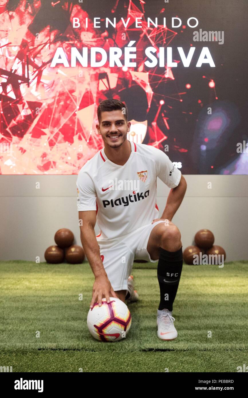 Sevilla Spanien 14 Aug 2018 Portugiesische Vorwarts Andre Silva Posiert Fur Die Fotografen Bei Seiner Prasentation Als Neuer Spieler Von Sevilla Cf In Sevilla Andalusien Spanien 14 August 2018 Sevilla Unterzeichnet Andre