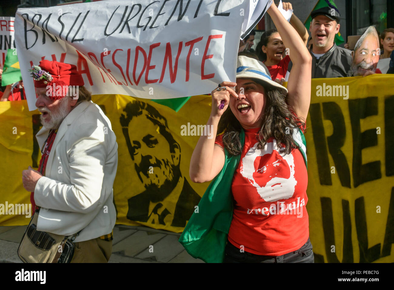 London, Großbritannien. Am 13. August 2018. Brasilianer protestieren außerhalb der Brasilianischen Botschaft fordern die Freilassung von Luiz Inacio Lula da Silva, ein ehemaliger Gewerkschaftsführer, der Präsident von Brasilien wurde von 2003-11, um ihm zu ermöglichen, für die Wahl im Oktober wieder zu stehen. Credit: Peter Marschall/Alamy leben Nachrichten Stockfoto