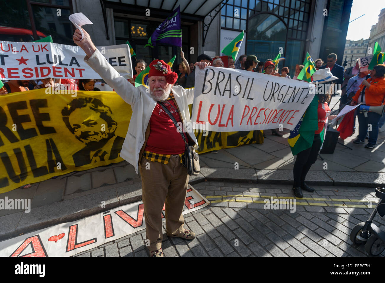 London, Großbritannien. Am 13. August 2018. Schottische Aktivist Harry McEachan unterstützt die Brasilianer protestieren außerhalb der Brasilianischen Botschaft fordern die Freilassung von Luiz Inacio Lula da Silva, ein ehemaliger Gewerkschaftsführer, der Präsident von Brasilien wurde von 2003-11, um ihm zu ermöglichen, für die Wahl im Oktober wieder zu stehen. Credit: Peter Marschall/Alamy leben Nachrichten Stockfoto