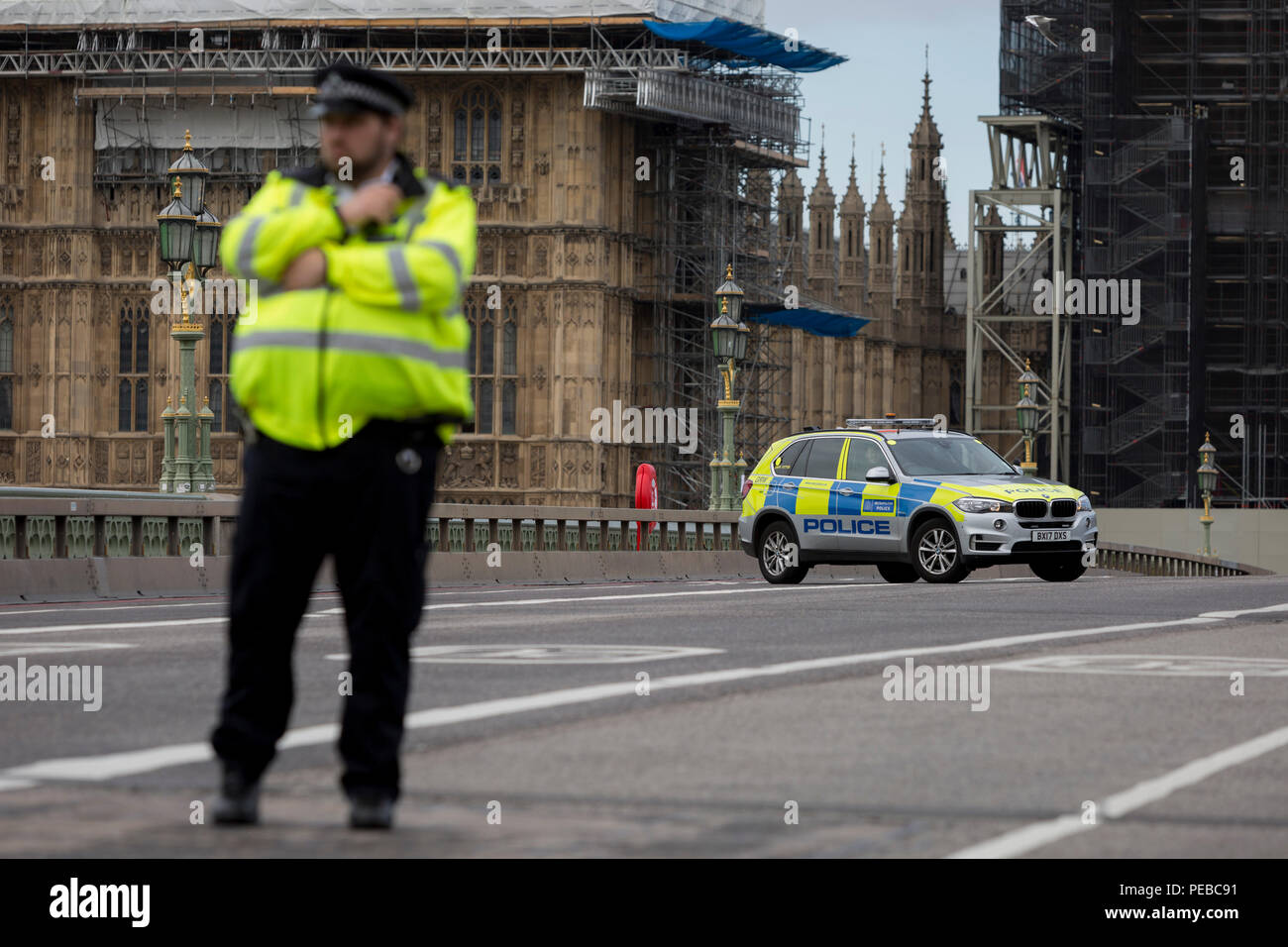 London, Großbritannien, 14. August 2018: Polizei Block die Westminster Bridge und Westminster Erfahrungen die Lockdown mit umfangreichen Absperrungen und die Schließung von vielen Straßen nach dem, was die Polizei anrufen einer terroristischen Vorfall, bei dem ein Auto war in Sicherheit Sperren außerhalb des Parlaments in London stürzte, am 14. August 2018 in London, England. Foto von Richard Baker/Alamy Leben Nachrichten. Stockfoto