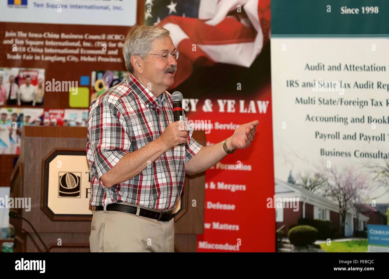 Des Moines, USA. 13 Aug, 2018. Terry Branstad, der US-Botschafter in China, spricht mit Publikum während der zugewanderten Unternehmer Gipfel in Des Moines, Iowa State, USA, am 12.08.13., 2018. Trotz einiger Meinungsverschiedenheiten, die Vereinigten Staaten und China zusammenarbeiten können, um Probleme zu lösen und eine "Zukunft bauen", der US-Botschafter in China, Terry Branstad, sagte hier am Montag inmitten der andauernden US-China Handelskonflikte. Credit: Wang Ping/Xinhua/Alamy leben Nachrichten Stockfoto