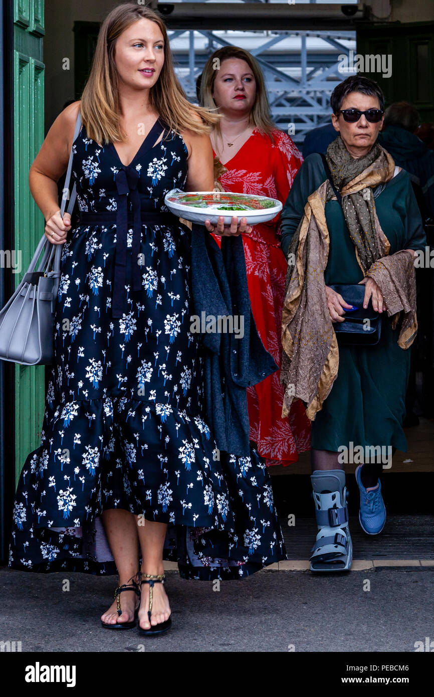 Lewes, Großbritannien. 14. August 2018. Junge Opernfans kommen in Lewes, Sussex enroute zu Glyndebourne Opera House eine Performance von Vanessa zu sehen. Credit: Grant Rooney/Alamy leben Nachrichten Stockfoto