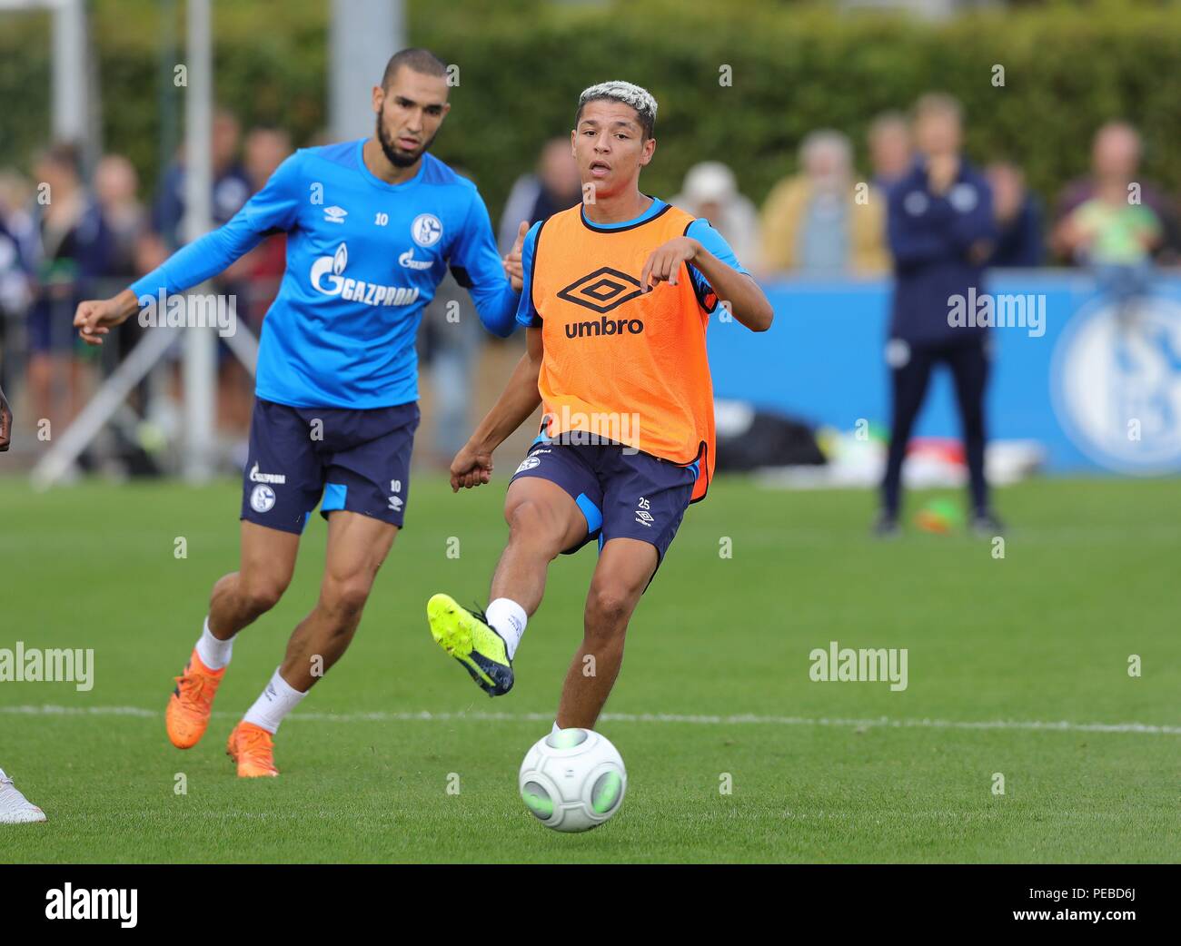 Firo: 14.08.2018, Fußball, 1.Bundesliga, Saison 2018/2019, FC Schalke 04, Ausbildung, BENTALEB versus HARIT | Verwendung weltweit Stockfoto