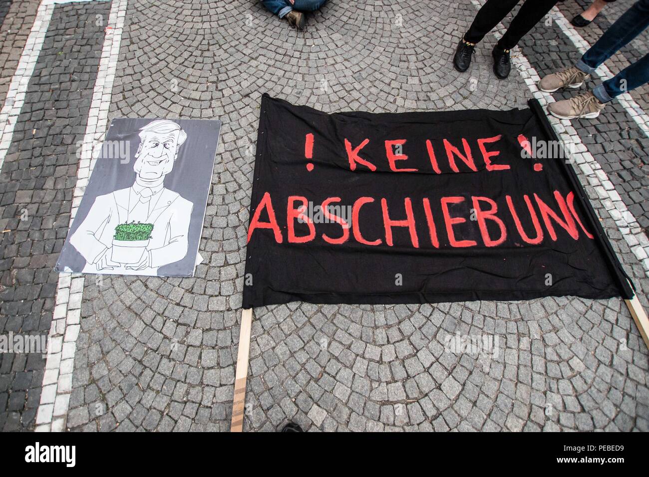 München, Bayern, Deutschland. 14 Aug, 2018. Am späten Dienstag Abend, über 400 Demonstranten versammelten gegen die anhaltende Abschiebungen von Afghanen in Deutschland zu protestieren. Deutschland hat in Afghanistan eine "sicheres Herkunftsland"' erklärt, während seine eigenen Außenministerium Sicherheit Warnungen vor es ausgestellt hat. In diesem Zeitrahmen, einem weiteren Deportation Flight ist geplant, Deutschland zu verlassen. Credit: Sachelle Babbar/ZUMA Draht/Alamy leben Nachrichten Stockfoto