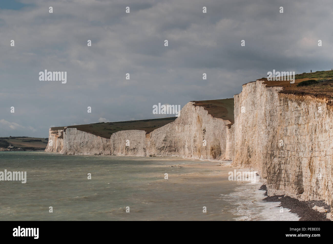 Birling Gap, East Sussex, Großbritannien. 14. August 2018..Bild aus Birling Gap mit Blick nach Westen in Richtung Seaford & Seven Sisters Kreidefelsen zeigt deutlich Unterbietung und anhaltende Erosion. Die Strandzugänge von Birling Gap bleiben aus Sicherheitsgründen vom Wealden Council aufgrund weiterer Felsstürze und steigender Risiken für die Öffentlichkeit gesperrt. Stockfoto