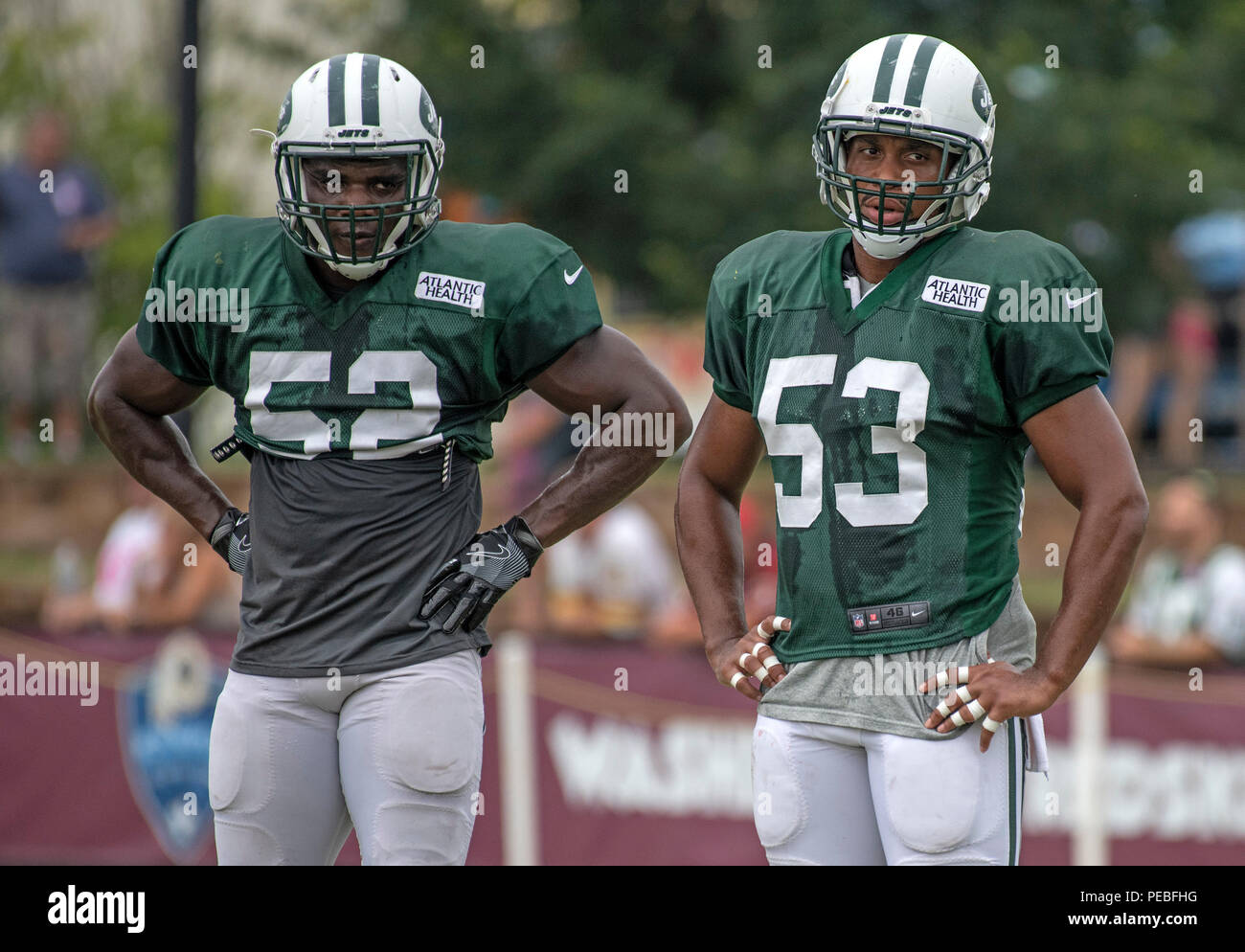 Landover, Vereinigten Staaten von Amerika. 13 Aug, 2018. New York Jets linebacker Anthony Wint (52) und linebacker Kevin Minter (53) zusehen, wie ihre Mannschaft in einem gemeinsamen Trainingslager Praxis mit den Washington Redskins an der Washington Redskins Bon Secours Schulungszentrum in Richmond, Virginia am Montag, 13. August 2018 teilnimmt. Credit: Ron Sachs/CNP (Einschränkung: Keine New York oder New Jersey Zeitungen oder Zeitschriften innerhalb eines 75-Meilen-Radius von New York City) | Verwendung der weltweiten Kredit: dpa/Alamy leben Nachrichten Stockfoto